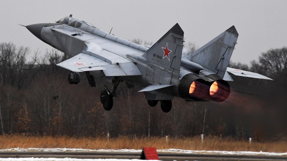 Un caza ruso vuela hasta la estratosfera y destruye un 'intruso' durante ejercicios militares