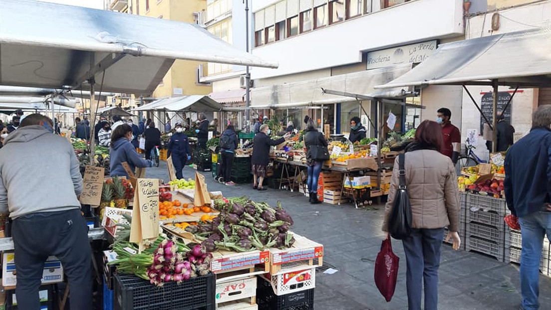 Decenas de personas en Italia acuden a un mercado callejero en medio de la pandemia (VIDEO)