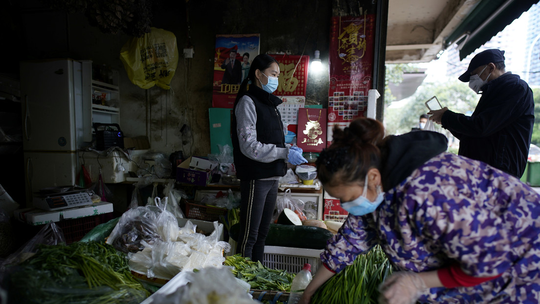 VIDEO: El mayor 'mercado mojado' de Wuhan reabre tras la cuarentena y ofrece cangrejos de río vivos