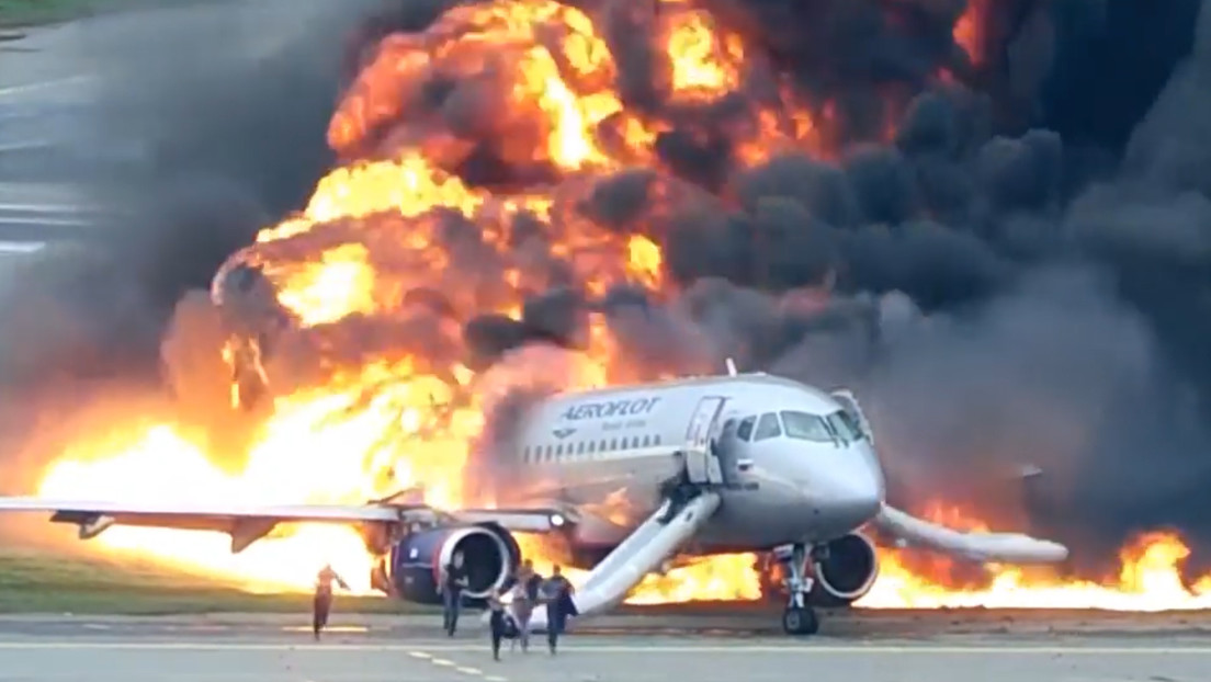 Publican el video completo del incendio del avión Sukhoi Superjet en un aeropuerto de Moscú