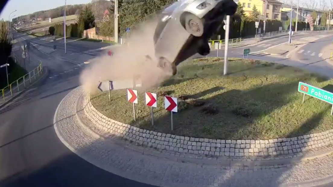 VIDEO: Un coche a toda velocidad choca en una rotonda, salta por el aire, derriba un pino y cae junto a una iglesia