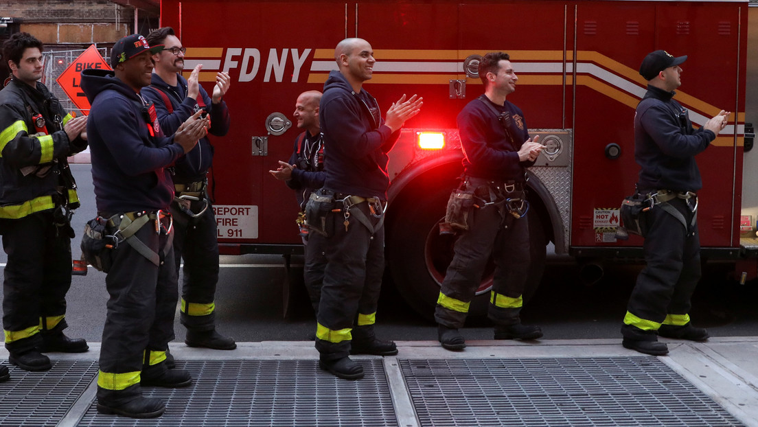 Bombero de EE.UU. intenta retirar de su cuenta la ayuda social por el covid-19 y encuentra más de 8 millones de dólares