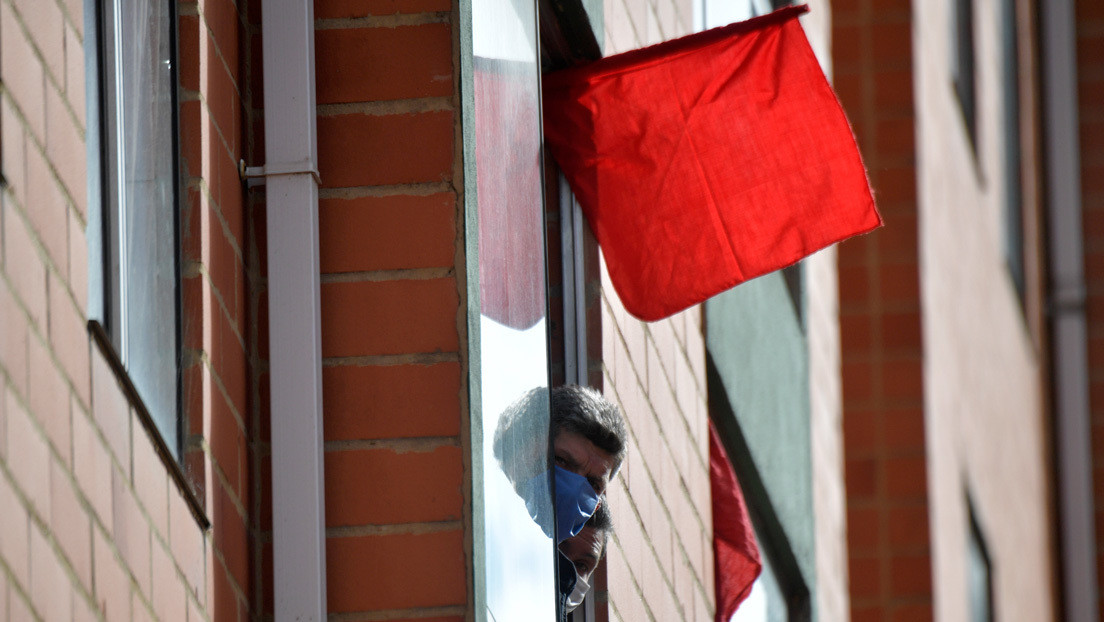 ¿Qué hay detrás del uso de un trapo rojo en las ventanas de algunas casas durante el brote de coronavirus?