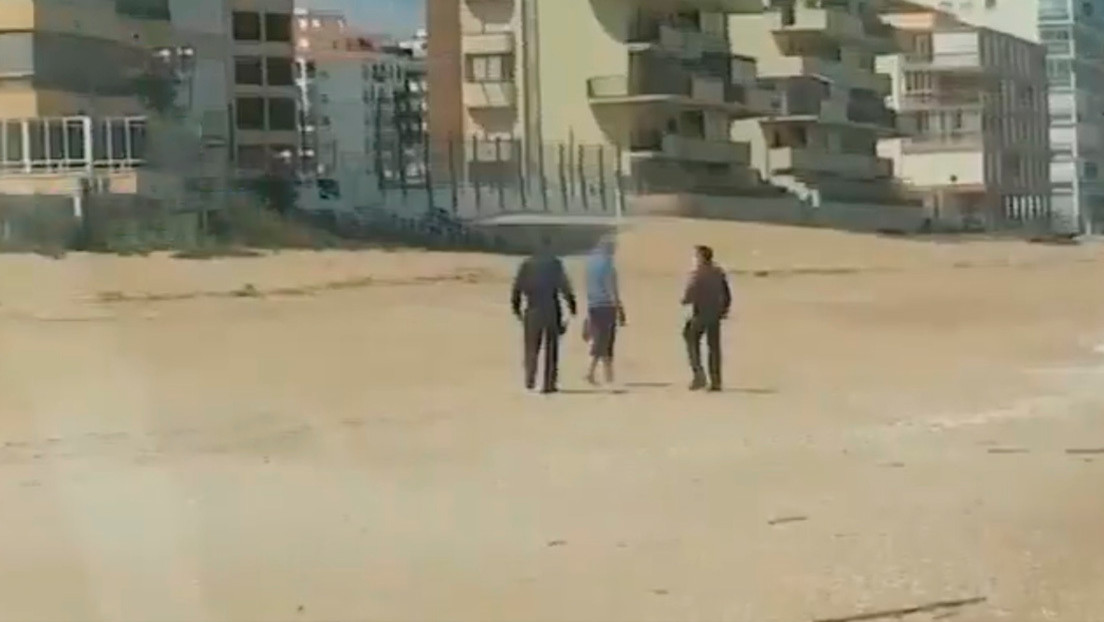 La Policía española aterriza un helicóptero en la playa para arrestar a un infractor del confinamiento (VIDEO)