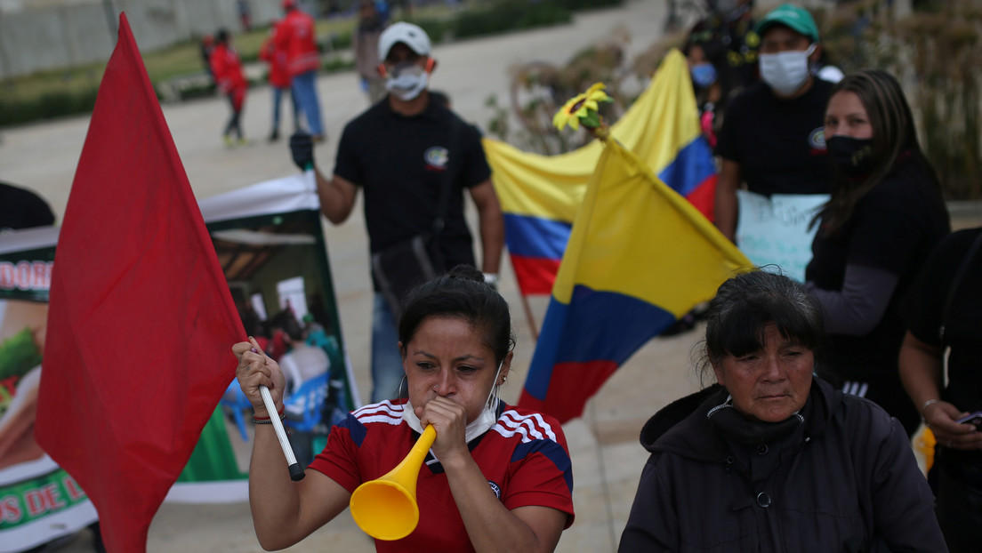 Habitantes de la capital de Colombia protestan por la falta de ayudas en medio de la cuarentena y son reprimidos por comandos antidisturbios