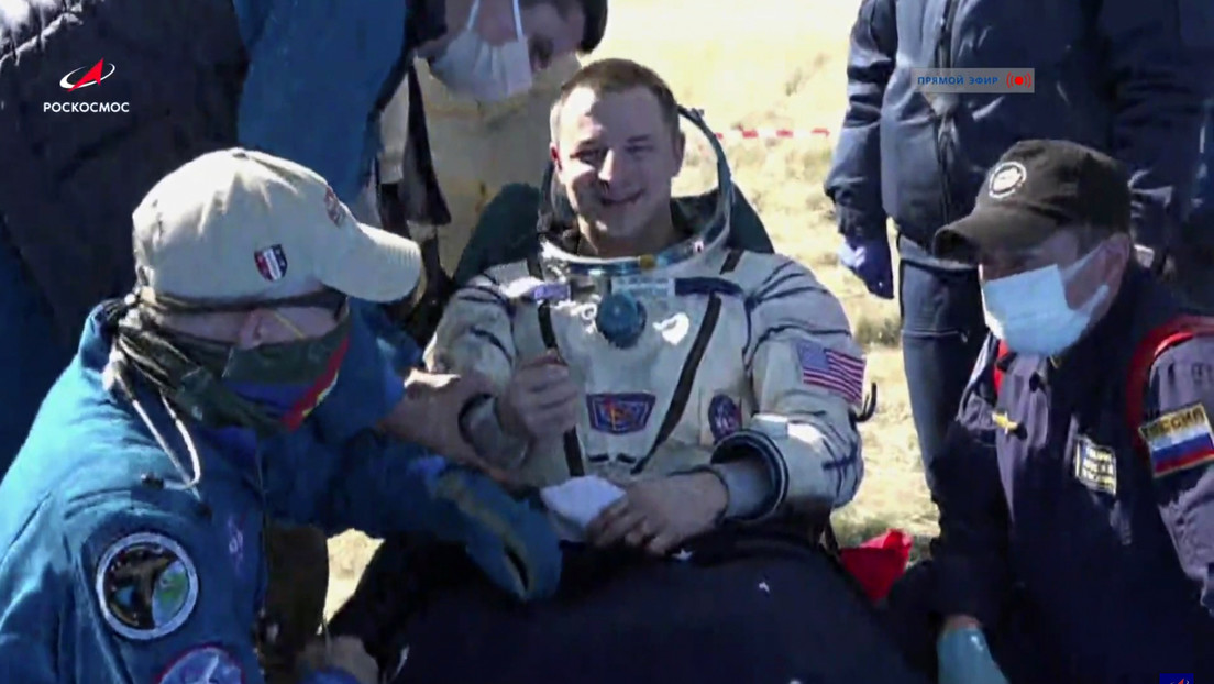 La nave espacial Soyuz regresa a la Tierra con tripulantes de la EEI (VIDEO)
