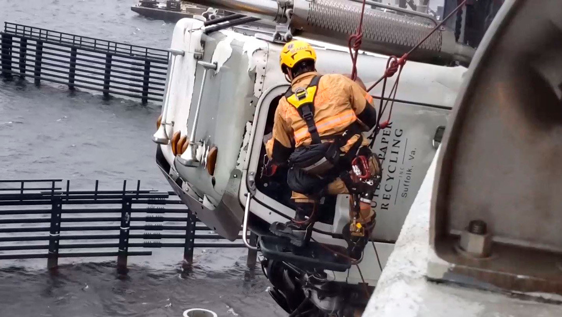 VIDEO: Dramático rescate de un conductor atrapado en un camión que quedó colgado de un puente en EE.UU.