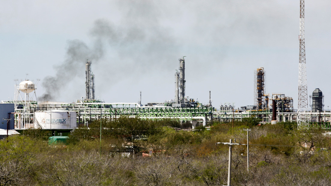 Fitch recorta la calificación de Petróleos Mexicanos y de la Comisión Federal de Electricidad