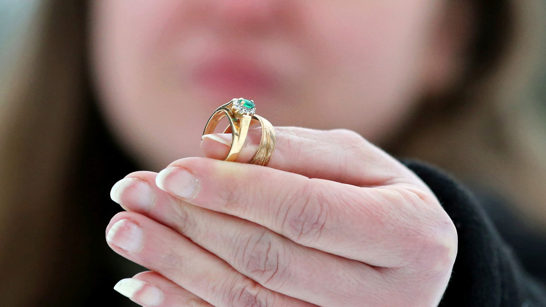 Un restaurante de Florida encuentra durante el bloqueo por la pandemia un anillo de bodas perdido hace años