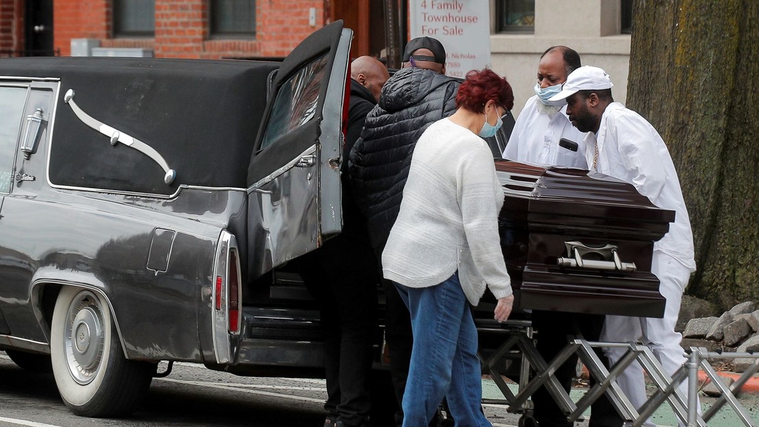 "No hay más espacio": Una funeraria de Nueva York apila cuerpos en la calle a la vista de todos