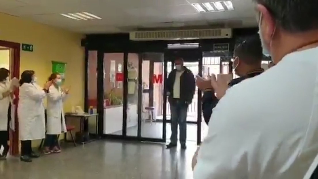 VIDEO: Emotivo homenaje del personal de un centro de salud de España a un taxista que traslada gratis a pacientes