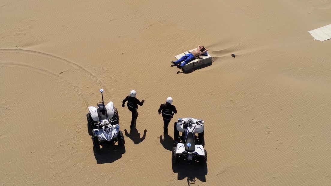 VIDEO: Drones captan cómo policías detienen a un hombre que toma el sol en una playa vacía en Italia, y la grabación provoca críticas en las redes
