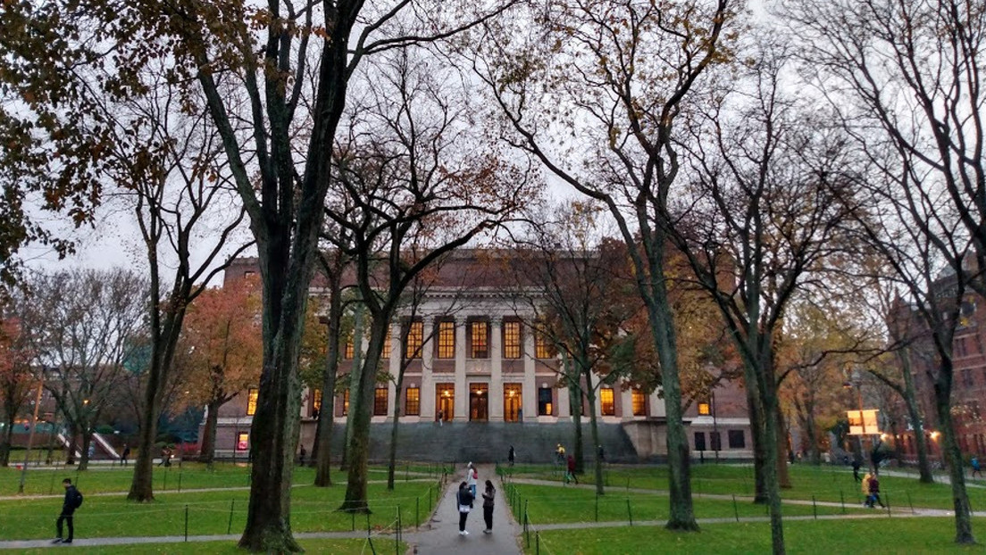 Trump quiere que la Universidad de Harvard devuelva la ayuda económica por el coronavirus