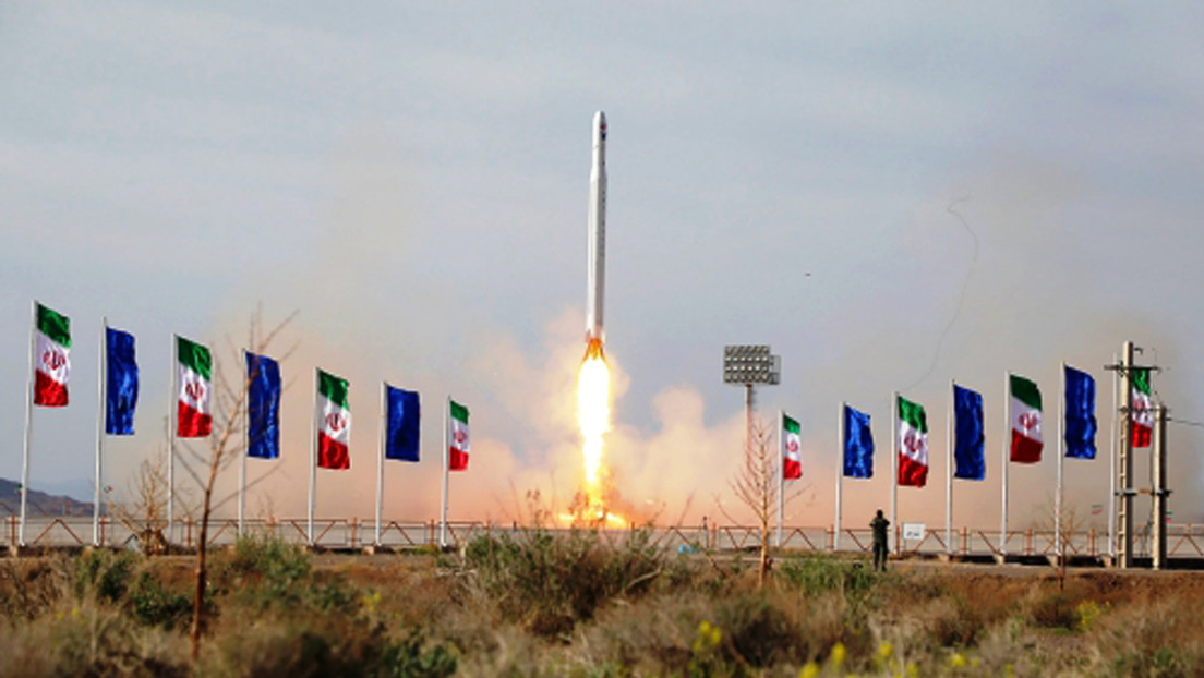 VIDEO: El momento exacto en que Irán lanza su primer satélite militar