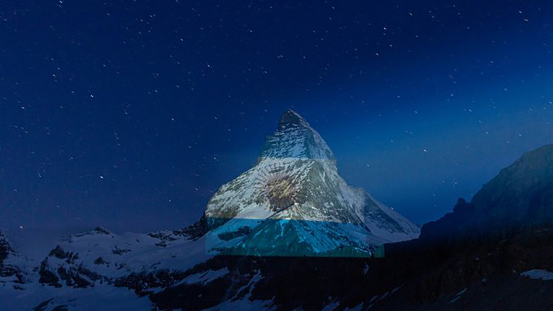 FOTOS: Los Alpes suizos se iluminan con los colores de las banderas del mundo en señal de "esperanza y solidaridad" frente al coronavirus