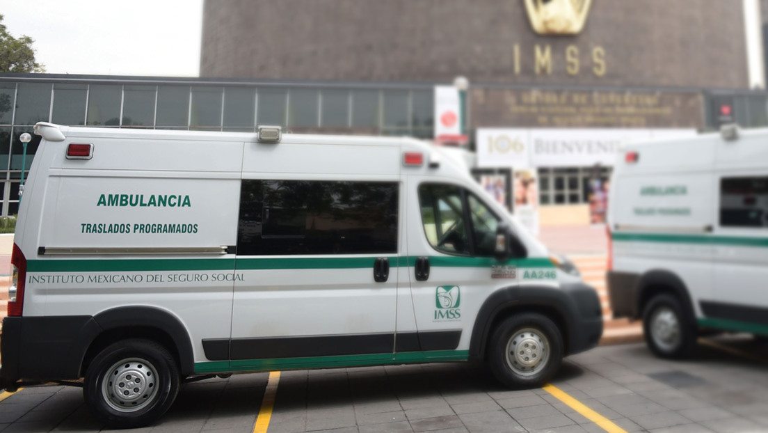 VIDEO: Camilleros dejan caer por accidente a un paciente con neumonía en México y la institución de salud pide disculpas