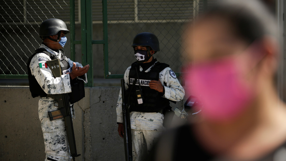 Polémica en México por una foto de miembros de la Guardia Nacional comiendo con presuntos delincuentes