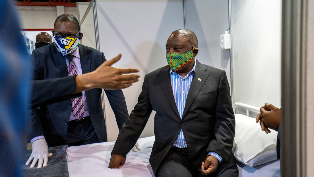 VIDEO: El presidente de Sudáfrica tiene dificultades para ponerse una mascarilla y genera un desafío en la Red
