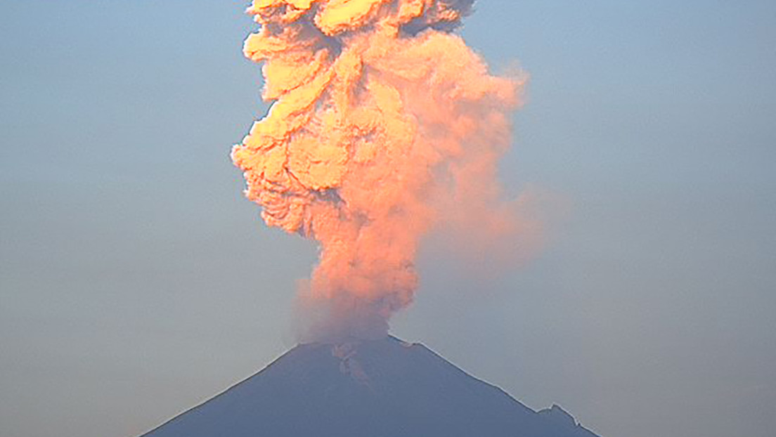 FOTOS: El volcán Popocatépetl registra tres erupciones en una mañana en México