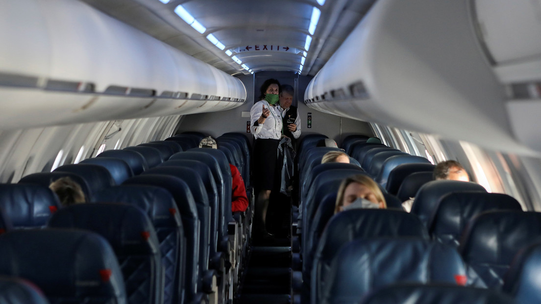 Asistentes de vuelo protestan en EE.UU. por pasajeros sin mascarillas en un avión repleto (FOTO)