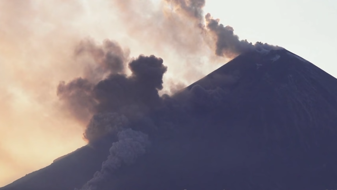 VIDEO: El volcán activo más alto de Eurasia expulsa ceniza y flujos de lava