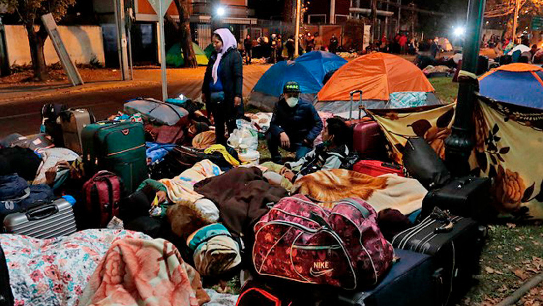 Unos 400 bolivianos acampan a las afueras del Consulado en Chile para pedir el regreso a su país