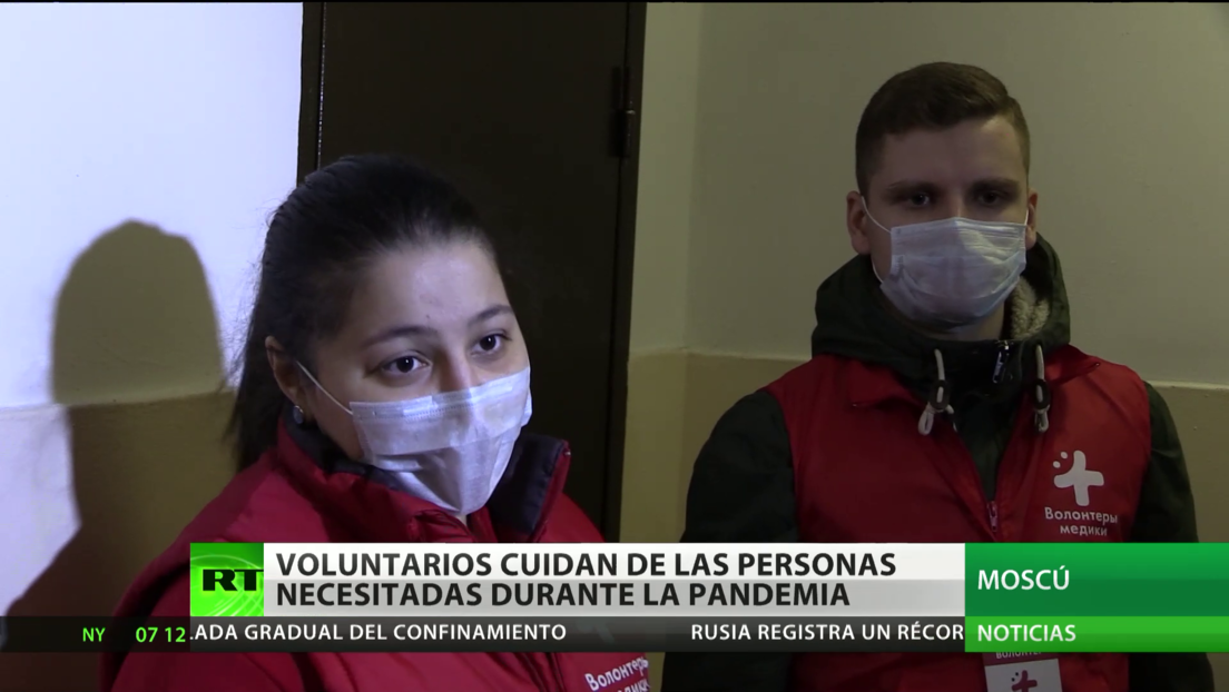 Voluntarios cuidan de personas necesitadas durante la pandemia en Rusia