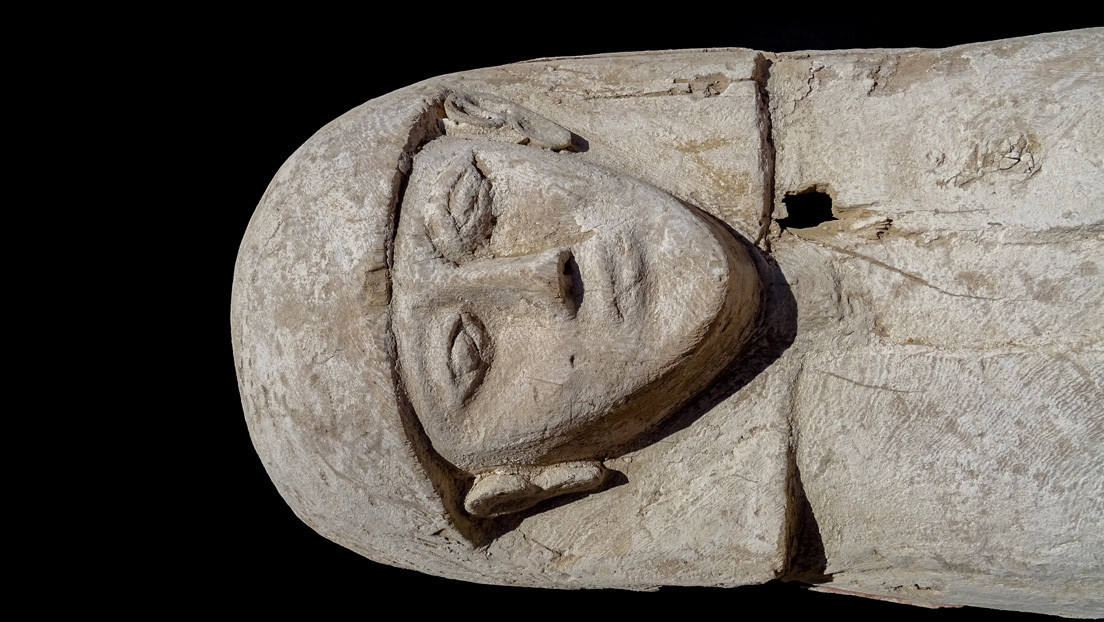 Hallan en Egipto la momia de una adolescente que vivió hace 3.600 años con su ajuar