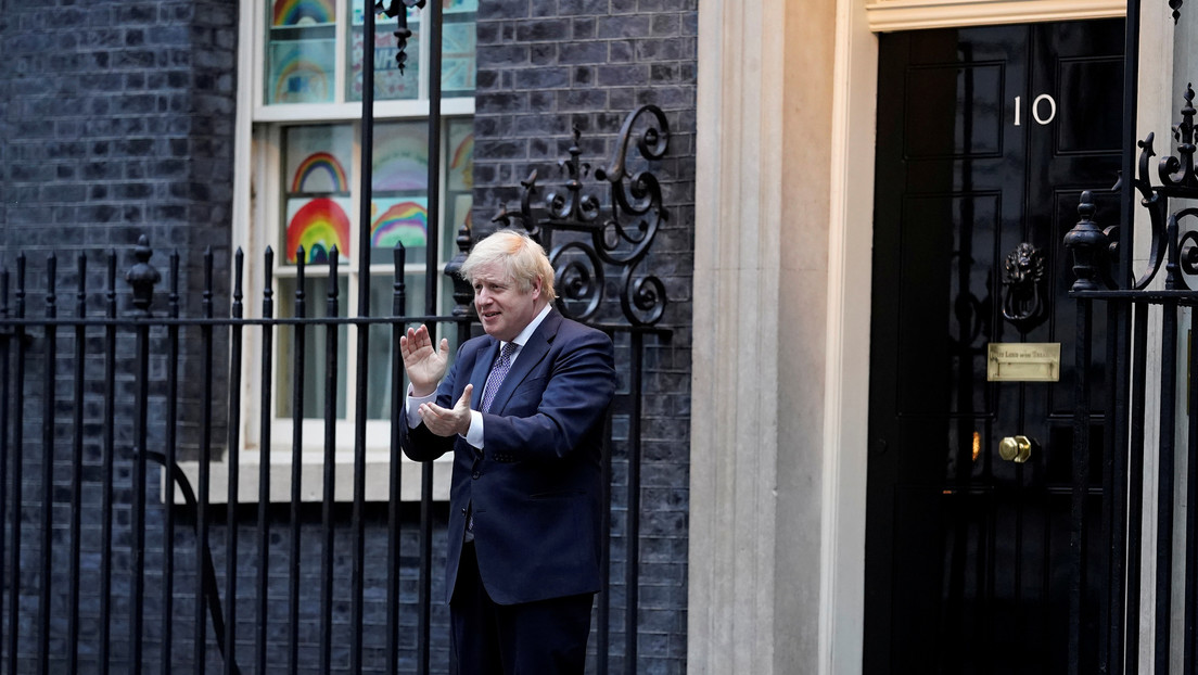 Boris Johnson se une al homenaje nacional a los médicos tras recuperarse del coronavirus