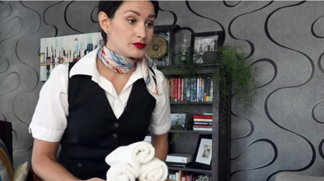 ¿A bordo en casa? Una azafata se las ingenia para 'trabajar' a pesar de la crisis del covid-19 (VIDEO)