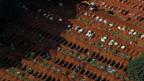 FOTOS: Cementerio de Sao Paulo alcanza un récord de fosas cavadas para las víctimas del coronavirus