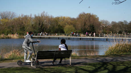 Muchos británicos desoyen la petición de Boris Johnson de no salir y llenan parques y playas (FOTOS)