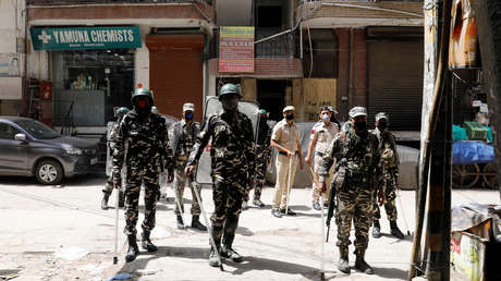 VIDEO: Un tragafuegos se quema la boca durante una vigilia para "desafiar la oscuridad" desatada por el coronavirus