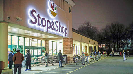 VIDEO: Varias personas tumban e inmovilizan a un hombre por toser y escupir sobre productos en un supermercado de EE.UU.