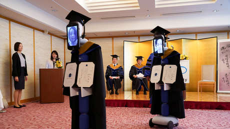 VIDEO: Estudiantes japoneses son reemplazados por robots en una ceremonia de graduación durante la pandemia