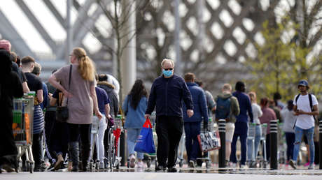 El Reino Unido informa de 881 nuevas muertes por el covid-19, aumentando la cifra total a 7.978