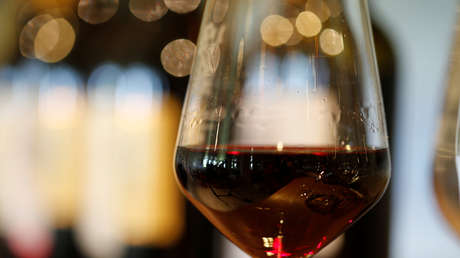 VIDEO: Una joven se derrama el vino en la cara y causa furor en las redes sociales al identificarse muchos con ella