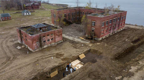 Imágenes de dron muestran una fosa común en la isla de Hart de Nueva York en medio del aumento de muertes por covid-19
