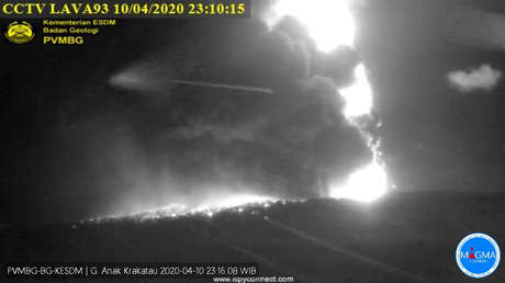 VIDEOS: Entra en erupción el legendario volcán Krakatoa en Indonesia
