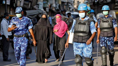 La Policía india obliga a turistas a escribir 500 veces "lo siento" por violar la cuarentena