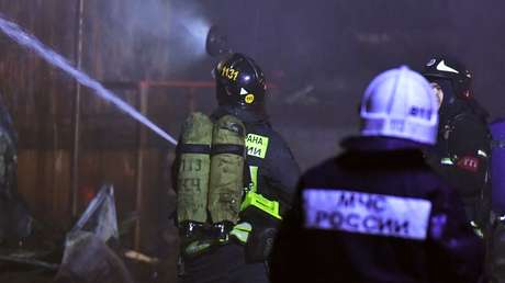 Evacúan a más de 100 personas tras un gran incendio en un edificio residencial de Moscú