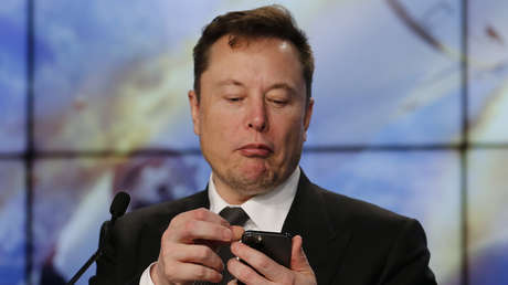 "Esa pistola es para el papel higiénico": Elon Musk provoca una ola de chistes sobre el apocalipsis tras un tuit humorístico