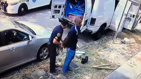 VIDEO: Arrestan por "arrojar basura en las calles" a un médico que hace pruebas de coronavirus a los sintecho en EE.UU.