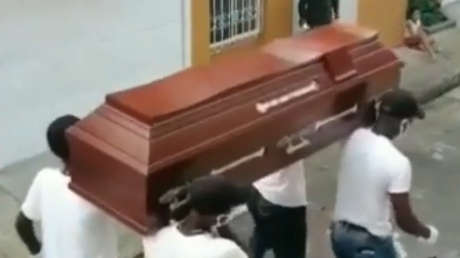 VIDEO: La Policía colombiana baila con un ataúd en la calle imitando al famoso meme de los bailarines africanos