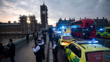 VIDEO: Proyectan en el Palacio de Westminster un mensaje de personal médico pidiendo más protección