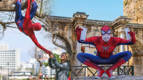 FOTOS: Ancianos de una ciudad turca reciben compras de un 'Hombre Araña' en medio de la pandemia de coronavirus