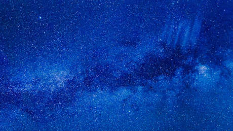 Dónde y cuándo observar la hilera de satélites de Starlink surcando el cielo nocturno