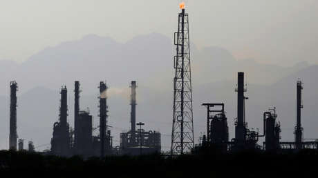 El precio del petróleo WTI vuelve a caer por debajo de 0 dólares, tras retornar por un rato a terreno positivo