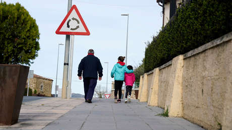 Los niños de hasta 14 años podrán acompañar a sus padres a la compra en España, pero no salir a pasear