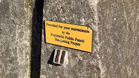 FOTOS: Sacapuntas pegados en las calles de una ciudad británica llaman la atención en la Red